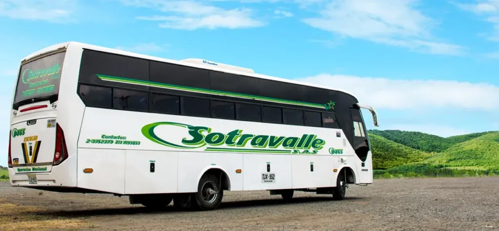 Bus de Sotravalle con cielo azul de fondo