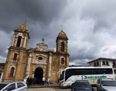 Un bus de Sotravalle parqueado frente a una iglesia