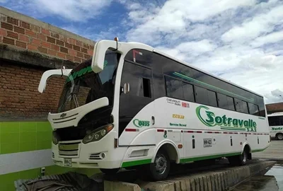 Bus de sotravalle en puesto de lavado